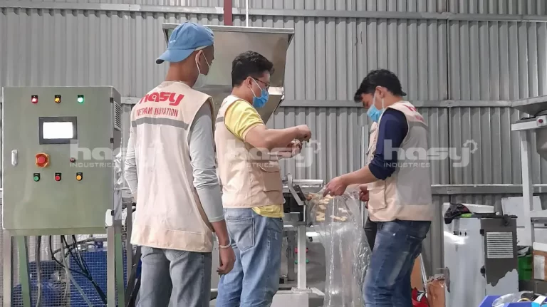 Kỹ sư HASY thao tác trên máy tại xưởng
