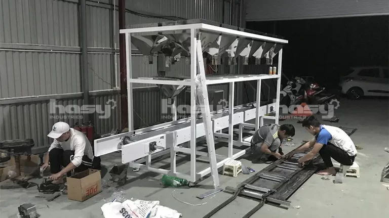 Kỹ thuật viên HASY lắp ráp hệ thống cân định lượng tại xưởng