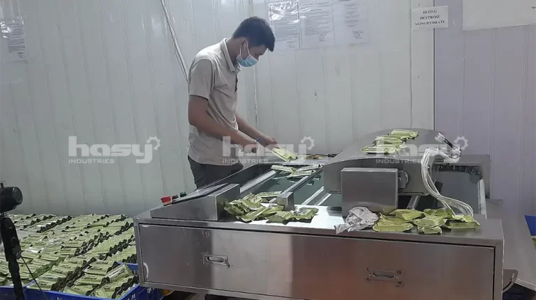 Kỹ sư thao tác trên máy với sản phẩm thực phẩm
