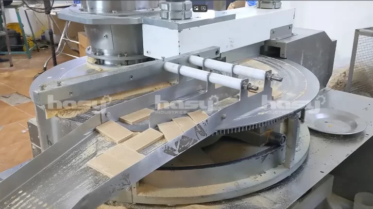 Máy ép lương khô HASY đẩy bánh sau khi ép ra băng chuyền
