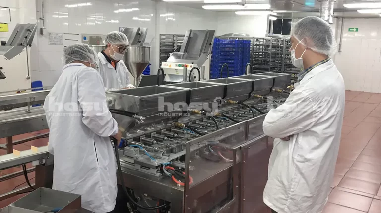 Nhóm kỹ thuật làm việc tại dây chuyền sản xuất